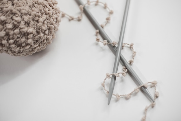 Ręka haftująca wzór